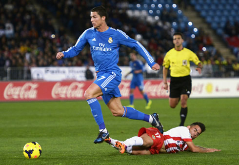 Cristiano Ronaldo dribbling an opponent in Almería 0-5 Real Madrid, for La Liga