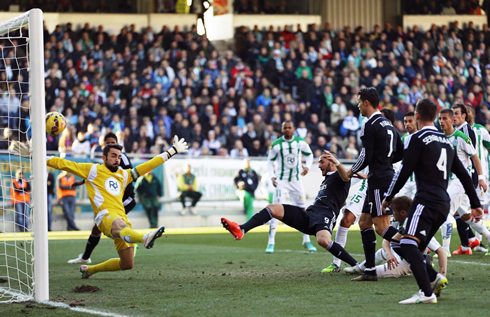 Karim Benzema scoring the equalizer for Real Madrid against Cordoba