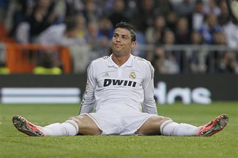 Cristiano Ronaldo with his legs open and stretched in Real Madrid vs Real Sociedad, for La Liga in 2012