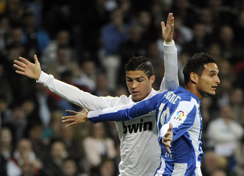 Cristiano Ronaldo tries to escape the marking in Real Madrid 5-1 Real Sociedad, in 2012