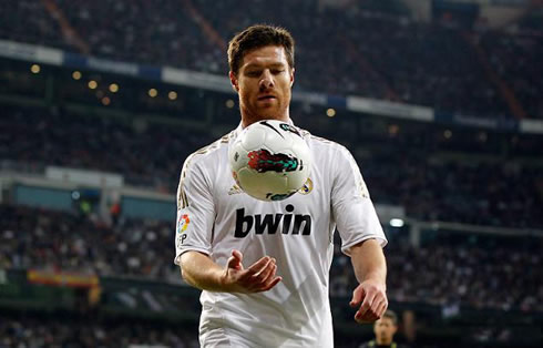 Xabi Alonso playing with the ball on his right hand, at Real Madrid in 2012