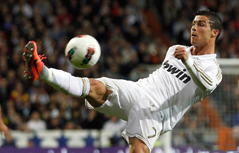Cristiano Ronaldo big effort to cross the ball with a volley, in Real Madrid in 2012