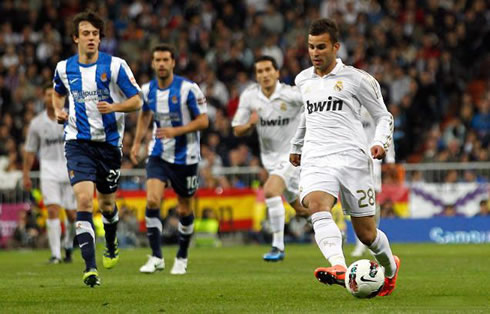 Jesse making a pass in Real Madrid vs Real Sociedad, in 2012