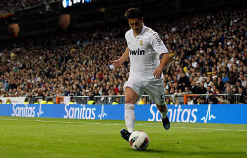 Nuri Sahin crossing the ball with his left foot, in Real Madrid in 2012