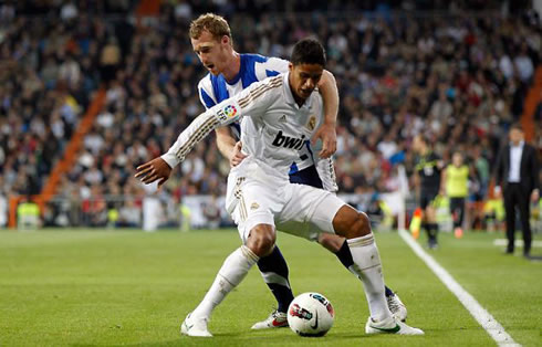 Varane protecting the ball from an opponent, in a Real Madrid game in 2012
