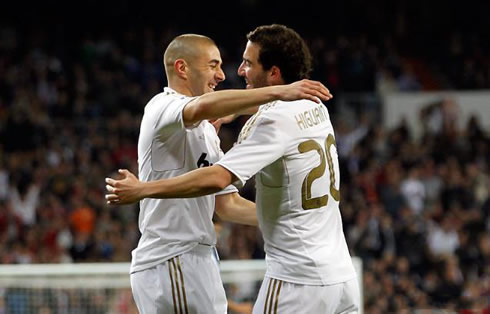 Karim Benzema and Gonzalo Higuaín hugging each other at Real Madrid, in 2012