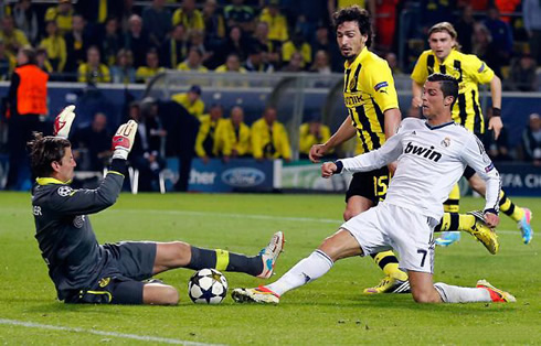 Cristiano Ronaldo stretching to reach the ball and attempt to score, in Borussia Dortmund 4-1 Real Madrid, in 2013