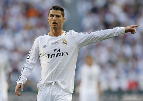 Cristiano Ronaldo pointing to his left in Real Madrid vs Atletico Madrid