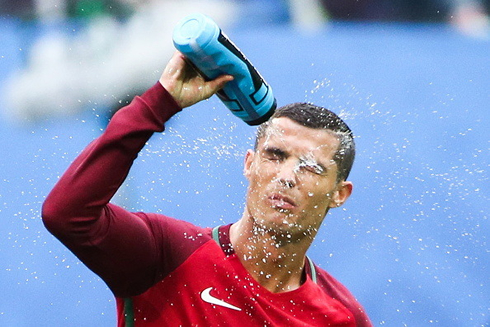 Cristiano Ronaldo splashes a bottle of water in his face
