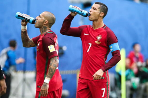 Cristiano Ronaldo and Quaresma drinking water during a break in their game for the FIFA Confederations Cup 2017