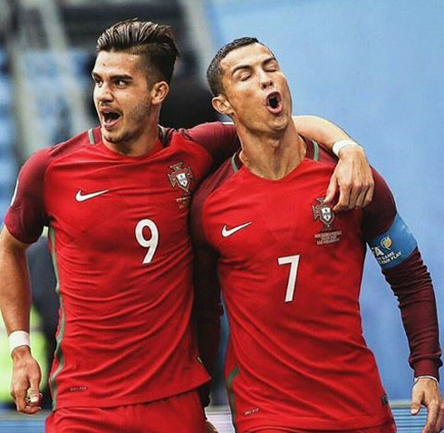 André Silva putting his arm around Cristiano Ronaldo in a game for Portugal in 2017
