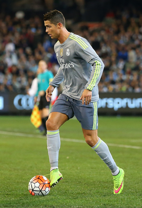 Cristiano Ronaldo moving the ball forward in Real Madrid vs Man City