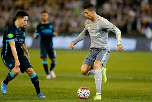 Cristiano Ronaldo trying to dribble Sami Nasri, in Real Madrid vs Manchester City