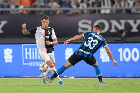 Cristiano Ronaldo dribbling an opponent in Juve vs Inter in 2019