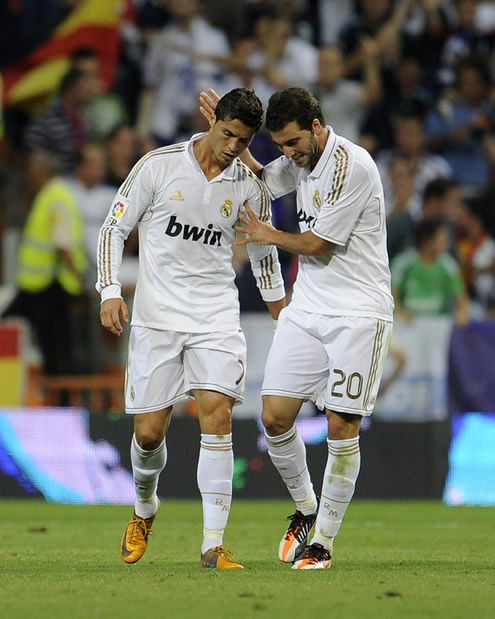 Cristiano Ronaldo being congratulated by Gonzalo Higuaín in Real Madrid vs Rayo Vallecano, La Liga 2011-2012 