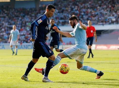 Cristiano Ronaldo nutmegging a defender in La Liga 2015-2016