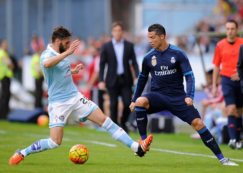 Cristiano Ronaldo dribbling a defender in Celta de Vigo 1-3 Real Madrid