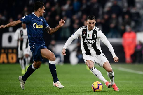 Cristiano Ronaldo in a dribbling action in Juventus vs SPAL