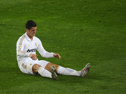 Cristiano Ronaldo sitted on the ground in visible pain, with his legs stretched, in 2012