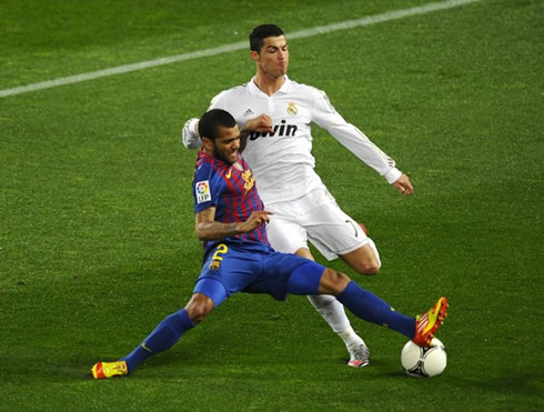 Cristiano Ronaldo being denied by Daniel Alves, in Barça vs Real Madrid in 2012