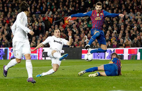 Karim Benzema goal in Barcelona vs Real Madrid, in the Copa del Rey 2012, while Piqué jumps over Puyol