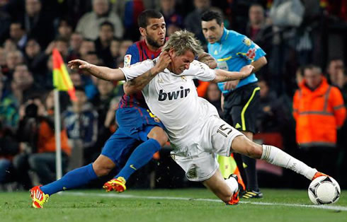 Daniel Alves fouling Fábio Coentrão in a great intensity and disputed Clasico between Barcelona and Real Madrid in 2012