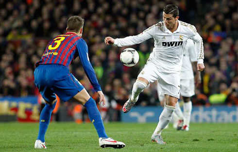 Cristiano Ronaldo controlling the ball before just before taking Piqué in a dribbling situation, in Barcelona 2-2 Real Madrid, in 2012