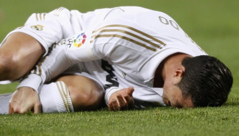 Cristiano Ronaldo hurted and lied on the ground with his face against the grass, in Barça vs Real Madrid