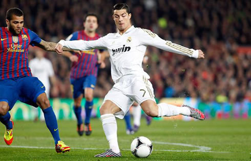 Cristiano Ronaldo left-foot strike against Barcelona, with Daniel Alves trying to tackle him and Xavi running behind, in Barça vs Real Madrid 2012