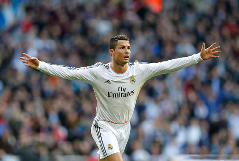 Cristiano Ronaldo with his arms opens in Real Madrid 2014