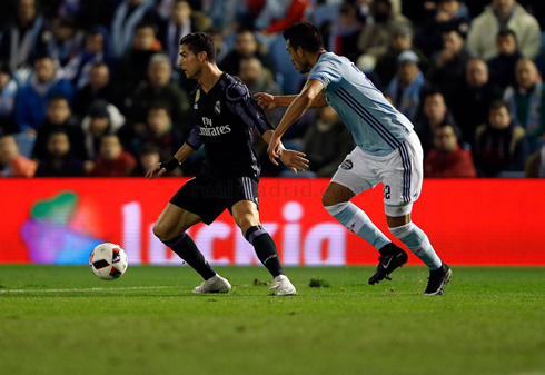 Cristiano Ronaldo using his left arm to control the distance to his opponent, in a Copa del Rey tie between Real Madrid and Celta de Vigo