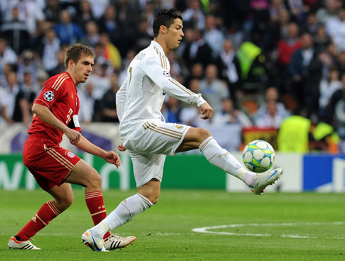 Cristiano Ronaldo controlling the ball perfectly in Real Madrid 2-1 Bayern Munich, with Philipp Lahm watching him closely