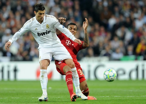 Cristiano Ronaldo losing the ball possession by allowing his opponent to reach the ball