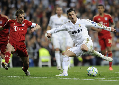 Cristiano Ronaldo trying to get room against Philipp Lahm, in Real Madrid vs Bayern Munich, in 2012