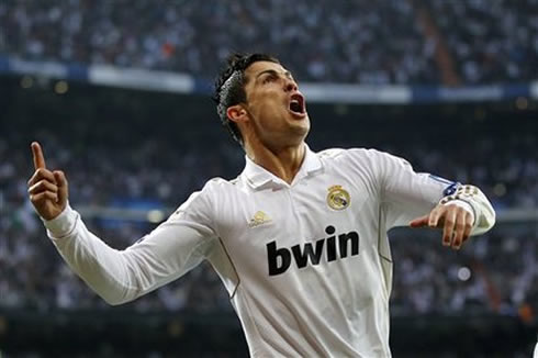 Cristiano Ronaldo dedicating his goal to his family and girlfriend on the Santiago Bernabéu crowd, in Real Madrid 2-1 Bayern Munich