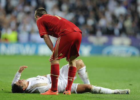 Franck Ribery showing his fair-play by going to talk with Cristiano Ronaldo, after Real Madrid loss against Bayern Munich in the UEFA Champions League 2012
