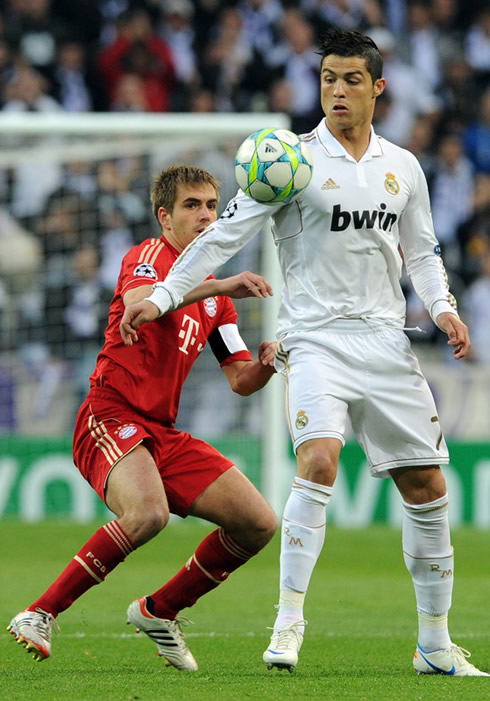 Cristiano Ronaldo protecting the ball from Philipp Lahm, in Real Madrid 2-1 Bayern Munich, in the Santiago Bernabéu