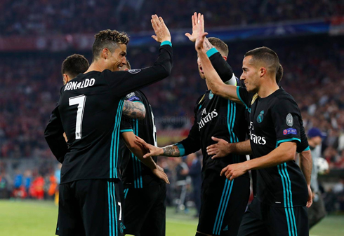Cristiano Ronaldo clapping hands with Ramos and Lucas Vázquez