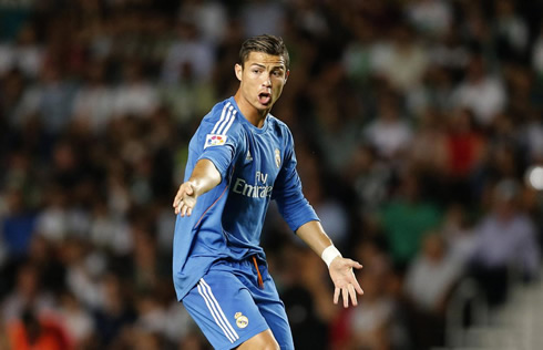 Cristiano Ronaldo points straight to his side, during a moment of Elche vs Real Madrid for La Liga
