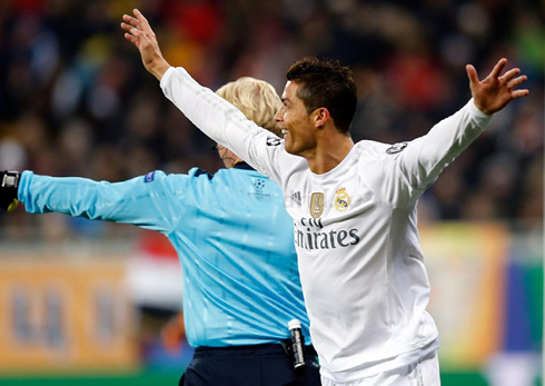 Cristiano Ronaldo celebrates his goal in Ukraine, in Shakhtar 3-4 Real Madrid