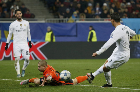 Cristiano Ronaldo scores an easy goal, in Shakhtar 3-4 Real Madrid