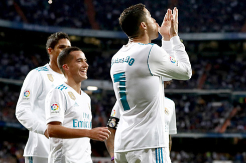 Cristiano Ronaldo blowing kisses to his family at the Bernabéu