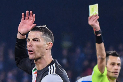 Cristiano Ronaldo angry for receiving a yellow card in Napoli 2-1 Juventus in 2020