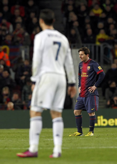 Cristiano Ronaldo standing near Lionel Messi in Barcelona 1-3 Real Madrid, in a game where the Argentinian basically didn't show up