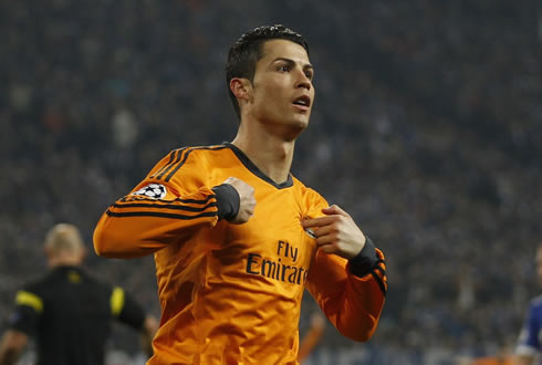 Cristiano Ronaldo pointing to himself after scoring in Schalke vs Real Madrid