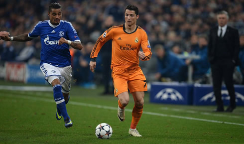 Cristiano Ronaldo running faster than a defender from Schalke 04