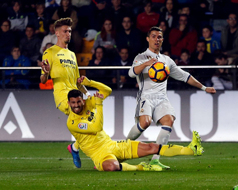 Cristiano Ronaldo facing opposition from two players from Villarreal
