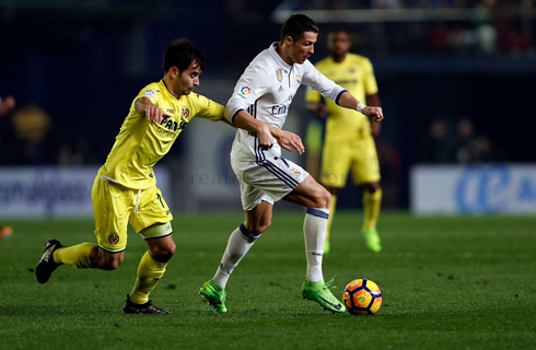 Cristiano Ronaldo taking off and leaving an opponent behind, in Villarreal 2-3 Real Madrid for La Liga 2017