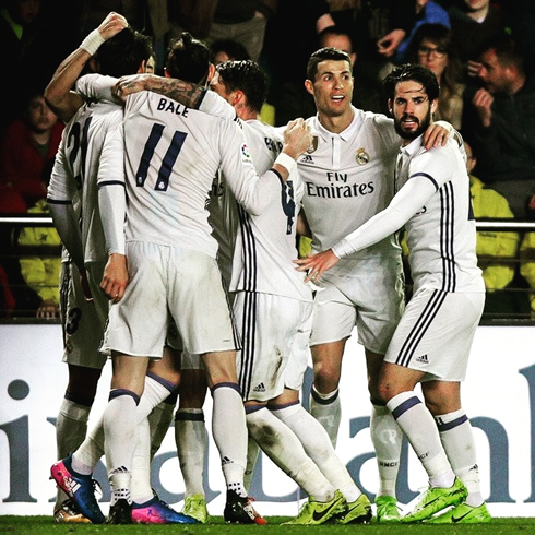 Cristiano Ronaldo in the middle of Real Madrid players during celebrations against Villarreal