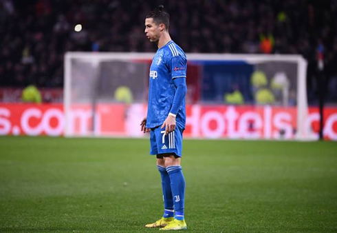 Cristiano Ronaldo controlling his breath before taking a free-kick